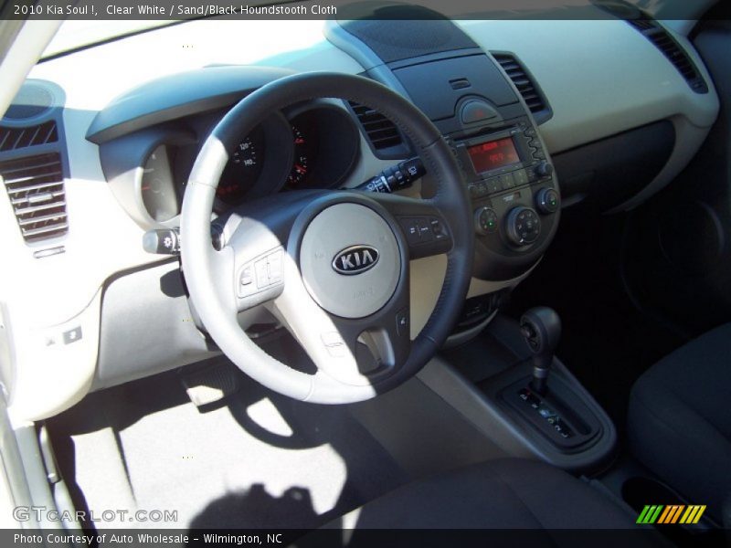 Clear White / Sand/Black Houndstooth Cloth 2010 Kia Soul !