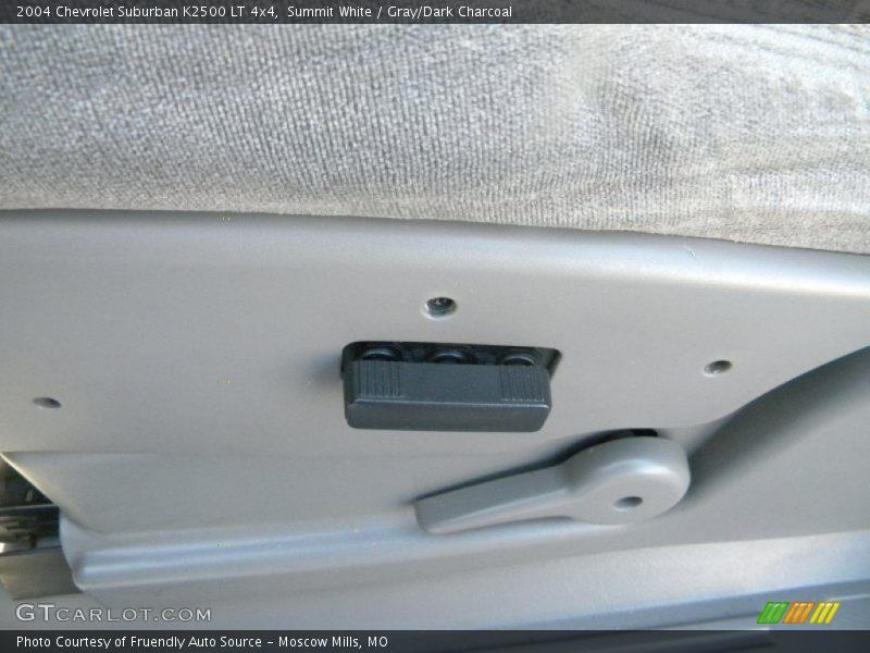 Summit White / Gray/Dark Charcoal 2004 Chevrolet Suburban K2500 LT 4x4