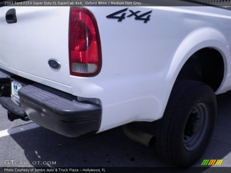 Oxford White / Medium Flint Grey 2003 Ford F250 Super Duty XL SuperCab 4x4