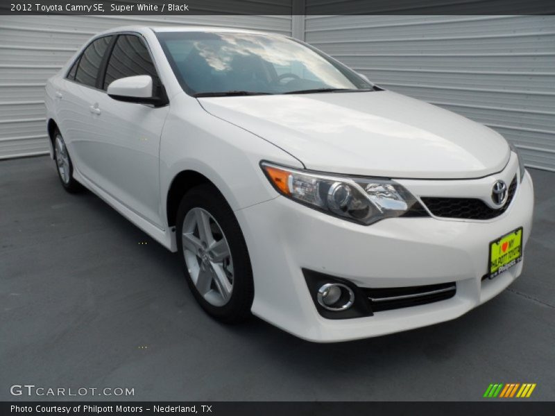 Super White / Black 2012 Toyota Camry SE