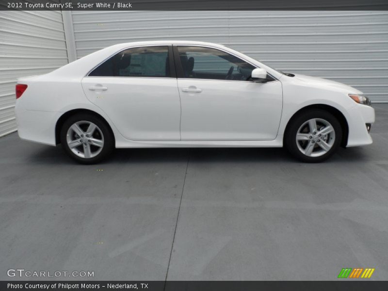 Super White / Black 2012 Toyota Camry SE
