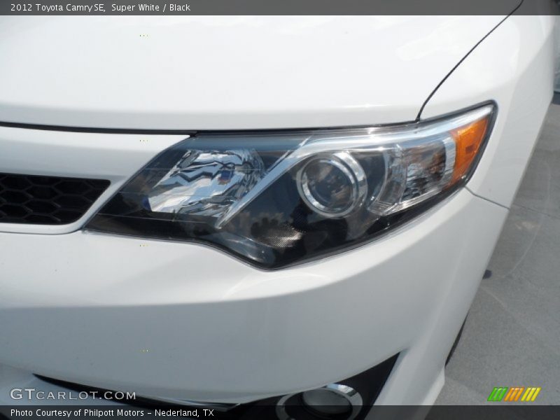 Super White / Black 2012 Toyota Camry SE