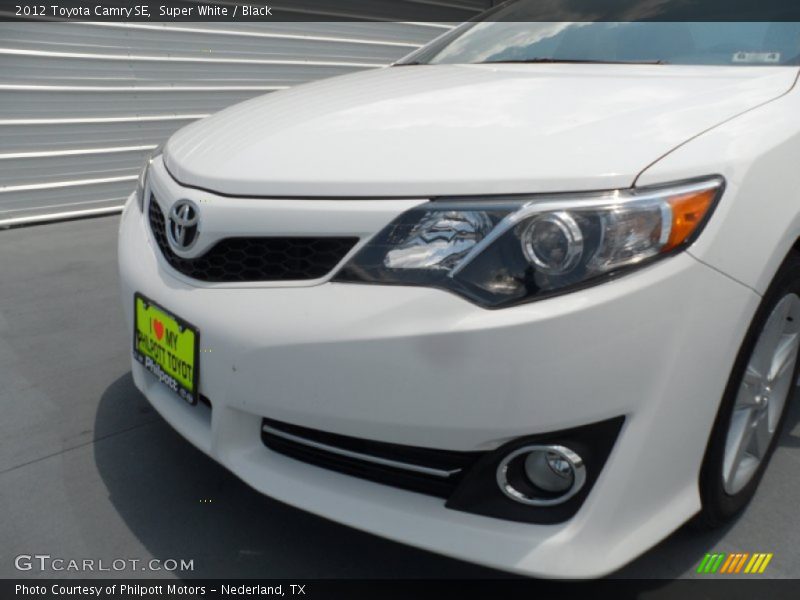 Super White / Black 2012 Toyota Camry SE