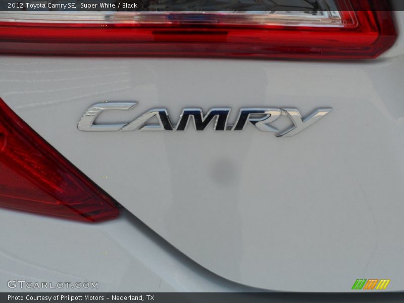 Super White / Black 2012 Toyota Camry SE