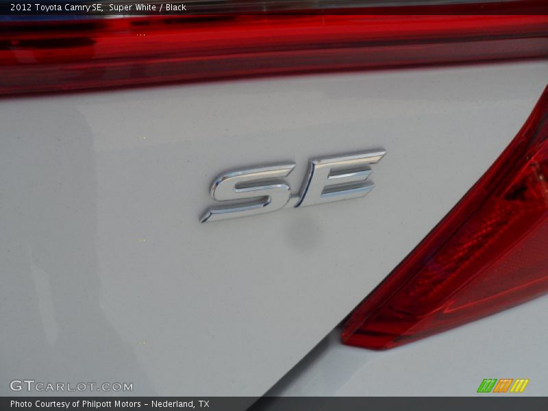 Super White / Black 2012 Toyota Camry SE