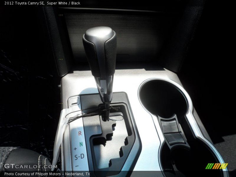 Super White / Black 2012 Toyota Camry SE