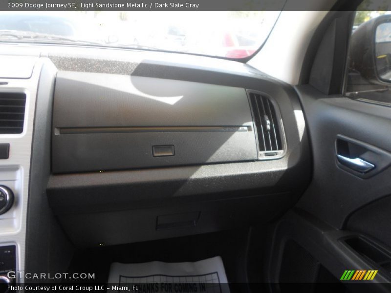 Light Sandstone Metallic / Dark Slate Gray 2009 Dodge Journey SE
