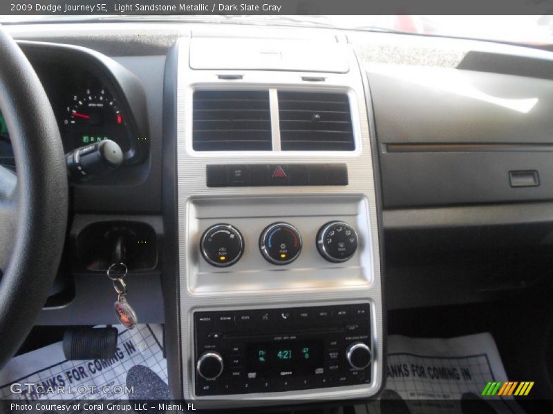 Light Sandstone Metallic / Dark Slate Gray 2009 Dodge Journey SE