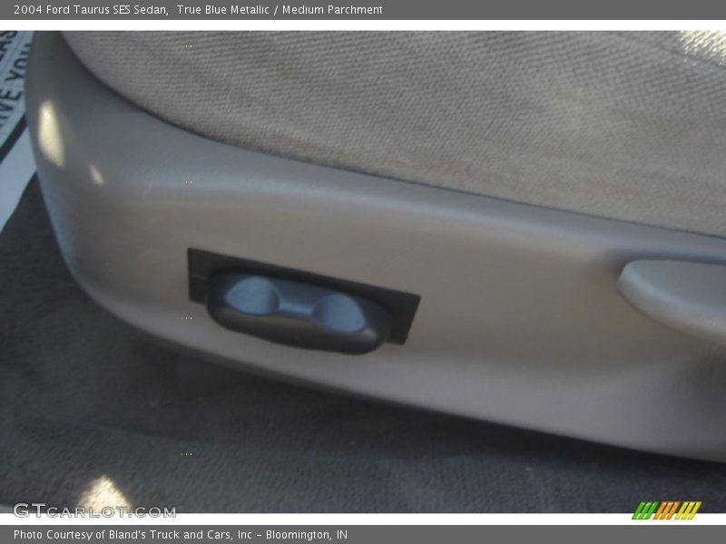 True Blue Metallic / Medium Parchment 2004 Ford Taurus SES Sedan