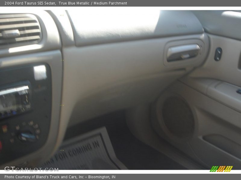 True Blue Metallic / Medium Parchment 2004 Ford Taurus SES Sedan