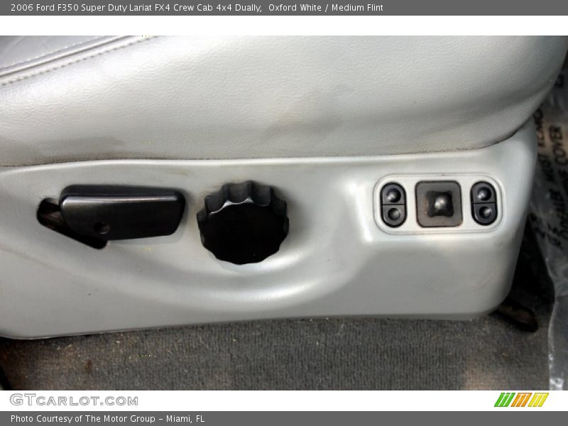 Controls of 2006 F350 Super Duty Lariat FX4 Crew Cab 4x4 Dually