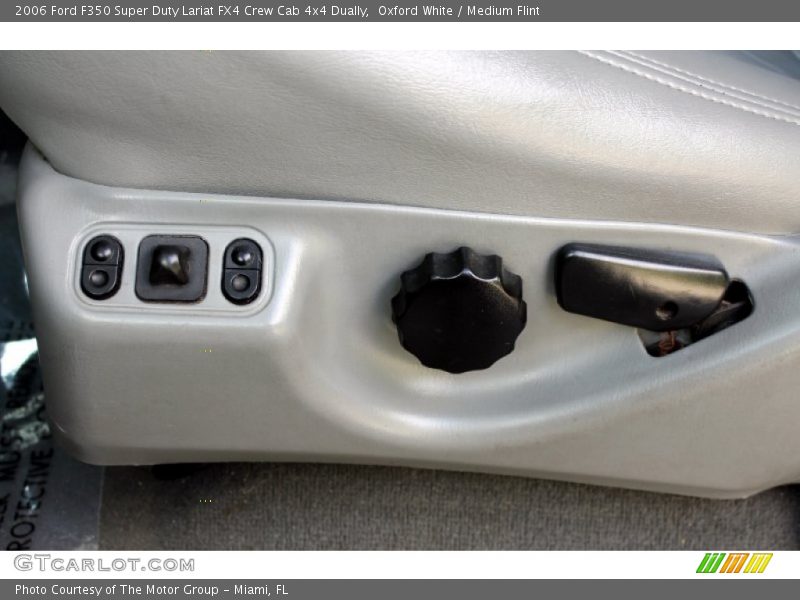 Controls of 2006 F350 Super Duty Lariat FX4 Crew Cab 4x4 Dually