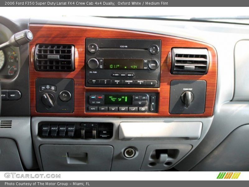 Controls of 2006 F350 Super Duty Lariat FX4 Crew Cab 4x4 Dually