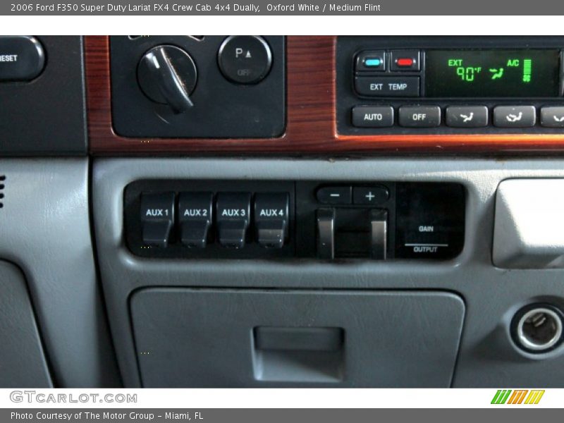 Controls of 2006 F350 Super Duty Lariat FX4 Crew Cab 4x4 Dually