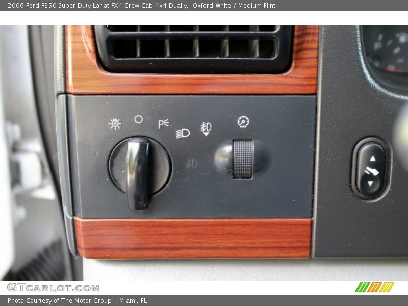 Controls of 2006 F350 Super Duty Lariat FX4 Crew Cab 4x4 Dually