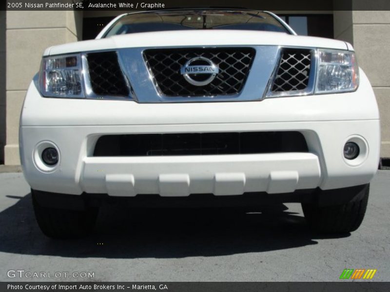 Avalanche White / Graphite 2005 Nissan Pathfinder SE