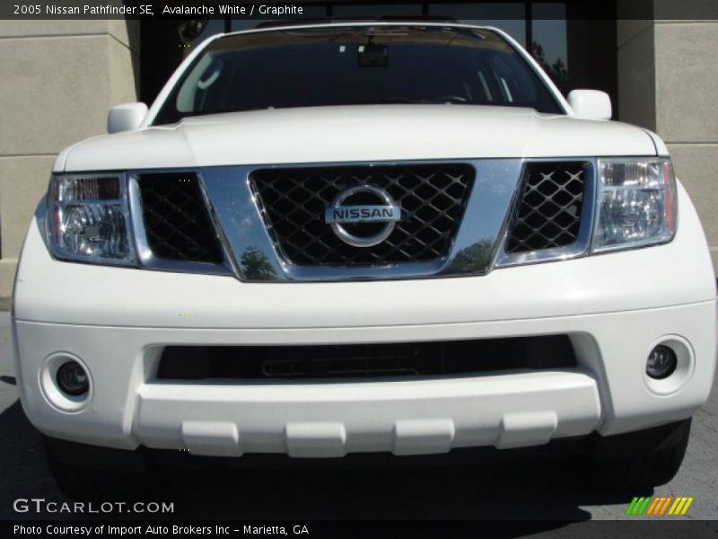 Avalanche White / Graphite 2005 Nissan Pathfinder SE