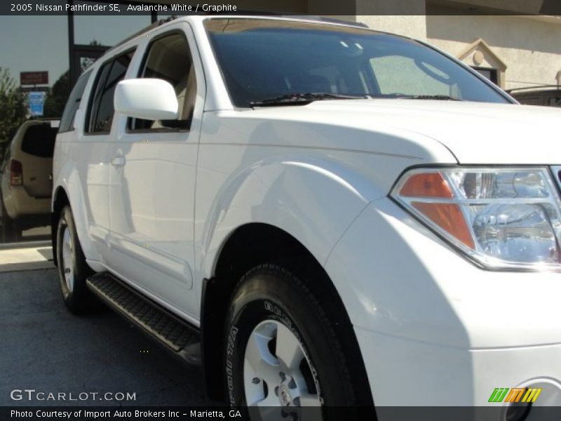 Avalanche White / Graphite 2005 Nissan Pathfinder SE