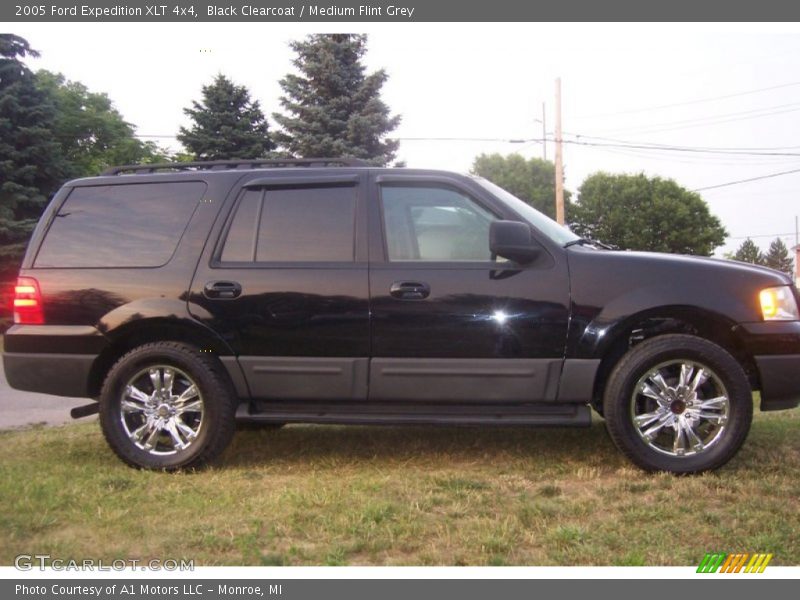Black Clearcoat / Medium Flint Grey 2005 Ford Expedition XLT 4x4