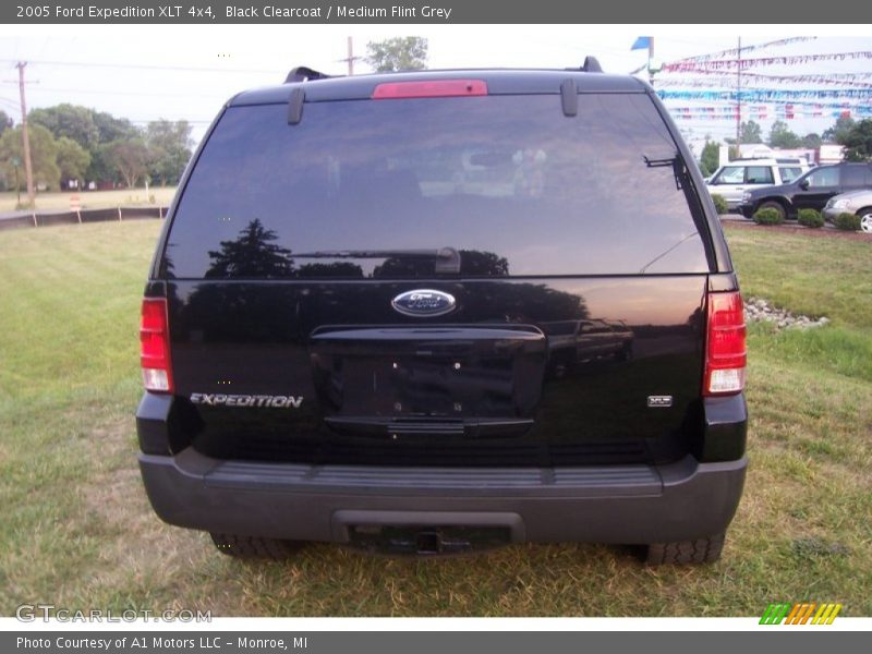 Black Clearcoat / Medium Flint Grey 2005 Ford Expedition XLT 4x4