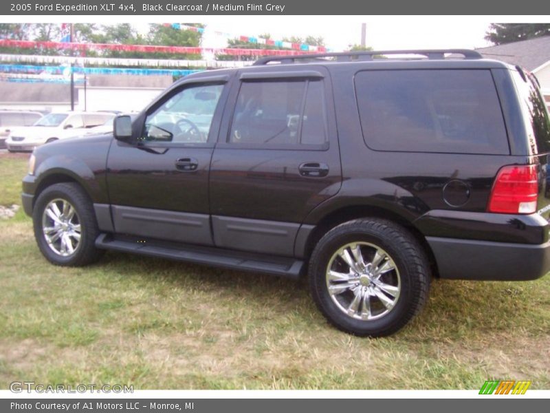 Black Clearcoat / Medium Flint Grey 2005 Ford Expedition XLT 4x4