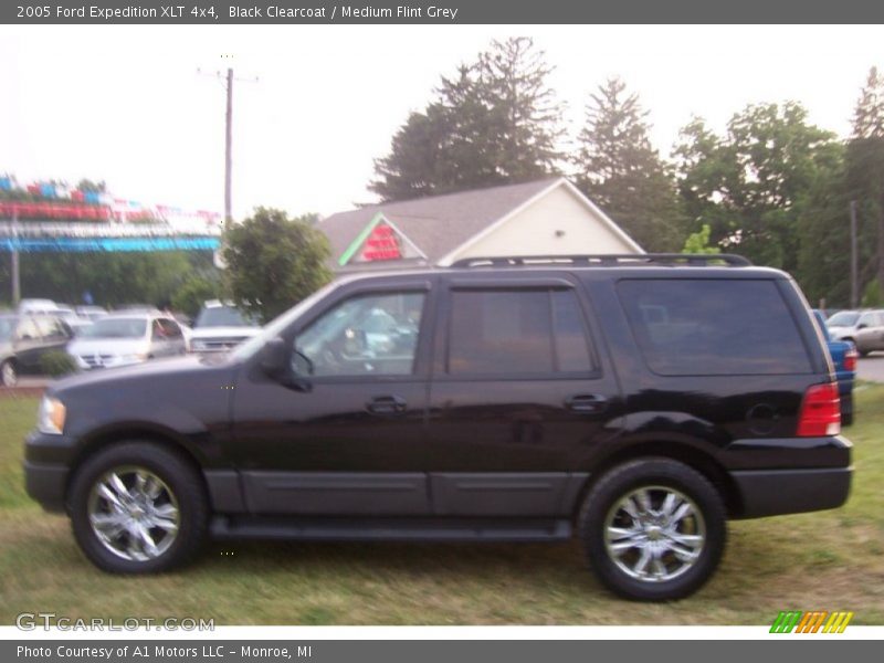 Black Clearcoat / Medium Flint Grey 2005 Ford Expedition XLT 4x4