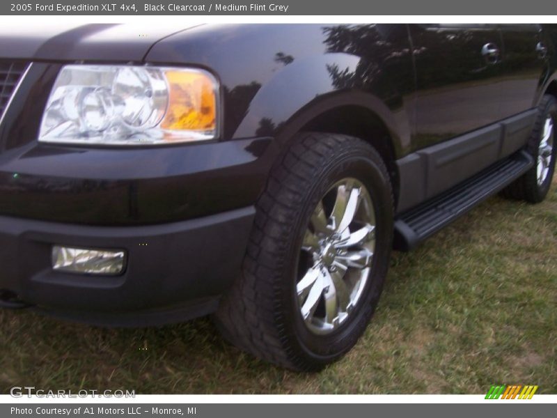 Black Clearcoat / Medium Flint Grey 2005 Ford Expedition XLT 4x4