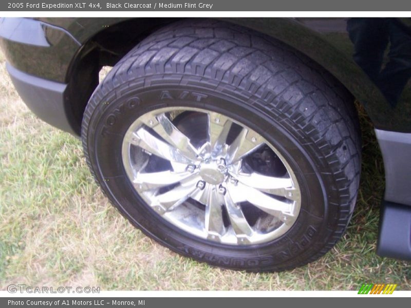Black Clearcoat / Medium Flint Grey 2005 Ford Expedition XLT 4x4