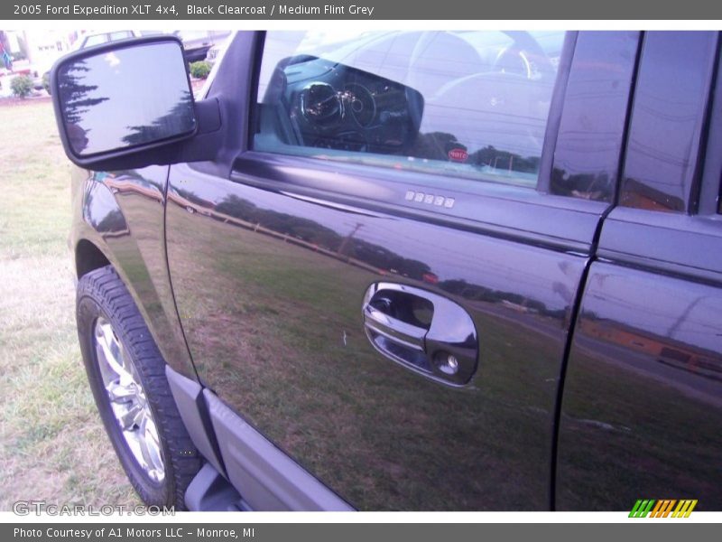 Black Clearcoat / Medium Flint Grey 2005 Ford Expedition XLT 4x4