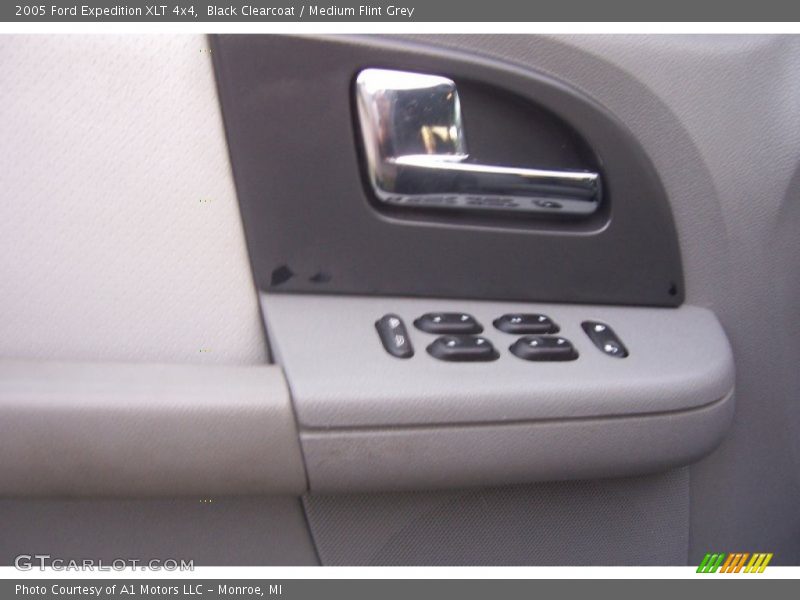 Black Clearcoat / Medium Flint Grey 2005 Ford Expedition XLT 4x4