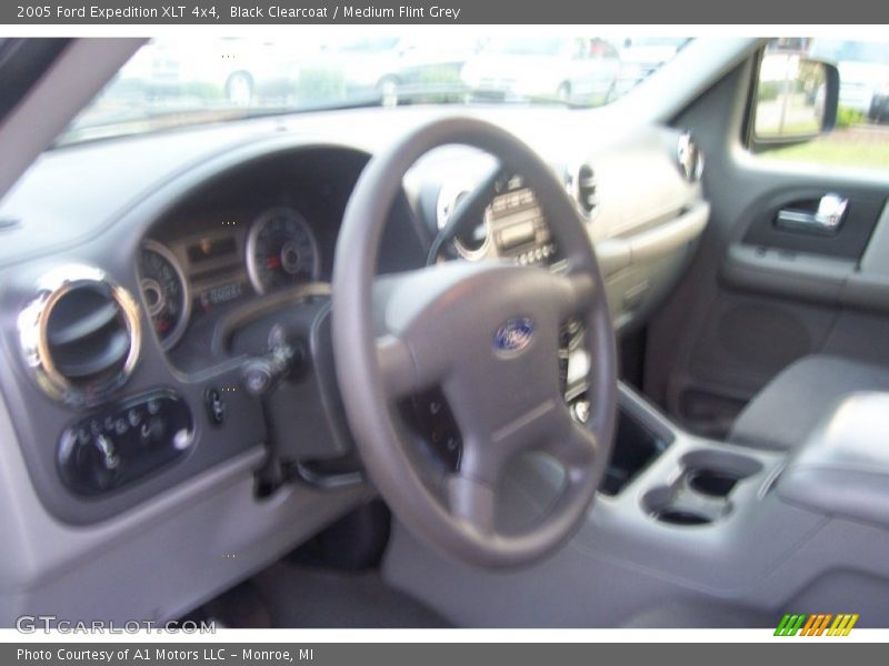 Black Clearcoat / Medium Flint Grey 2005 Ford Expedition XLT 4x4