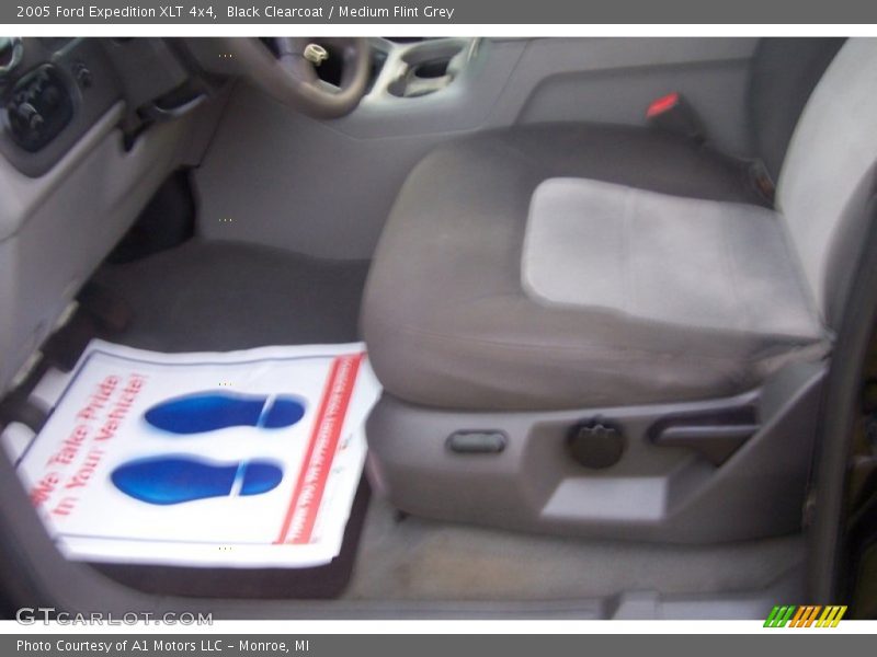 Black Clearcoat / Medium Flint Grey 2005 Ford Expedition XLT 4x4