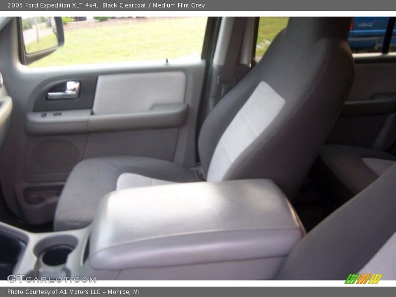 Black Clearcoat / Medium Flint Grey 2005 Ford Expedition XLT 4x4