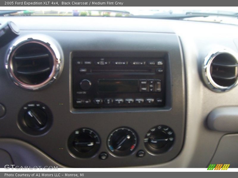 Black Clearcoat / Medium Flint Grey 2005 Ford Expedition XLT 4x4