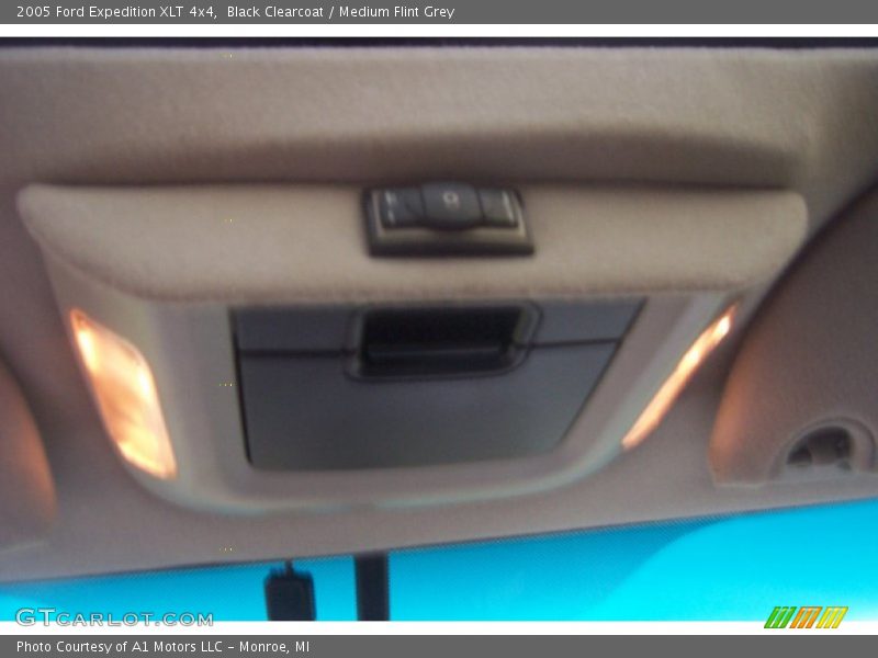 Black Clearcoat / Medium Flint Grey 2005 Ford Expedition XLT 4x4