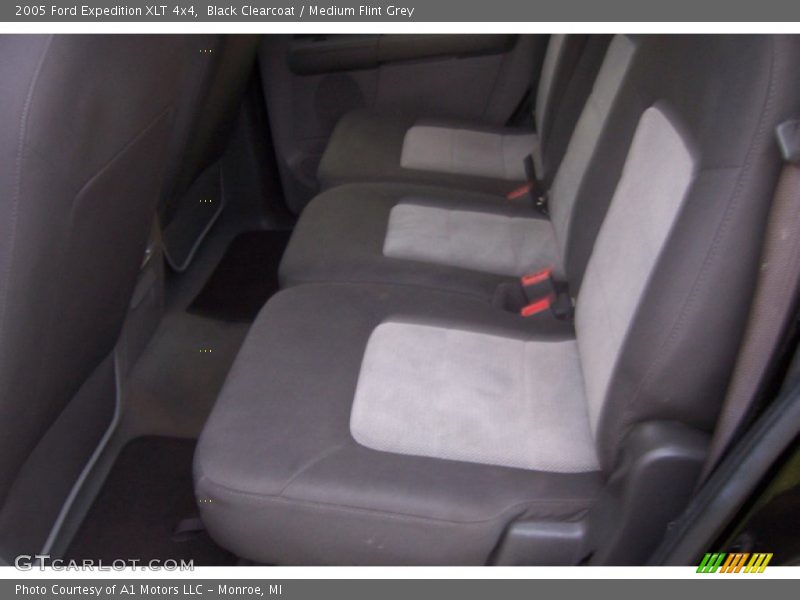 Black Clearcoat / Medium Flint Grey 2005 Ford Expedition XLT 4x4