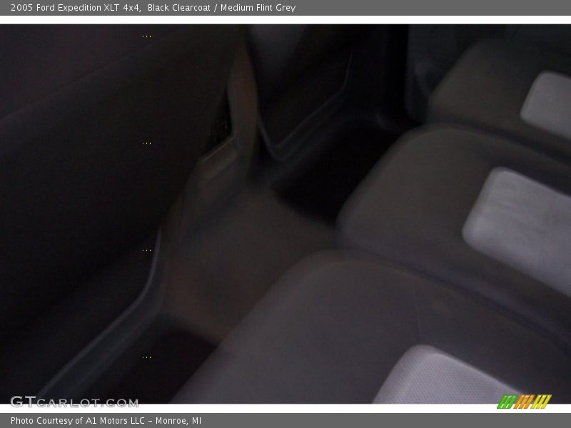 Black Clearcoat / Medium Flint Grey 2005 Ford Expedition XLT 4x4