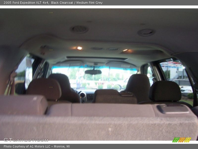 Black Clearcoat / Medium Flint Grey 2005 Ford Expedition XLT 4x4