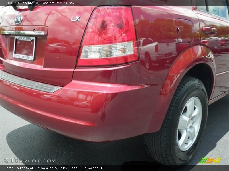 Radiant Red / Gray 2006 Kia Sorento LX