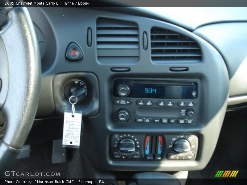 White / Ebony 2005 Chevrolet Monte Carlo LT