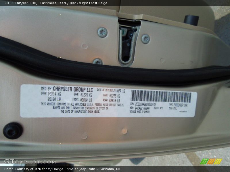 Cashmere Pearl / Black/Light Frost Beige 2012 Chrysler 300