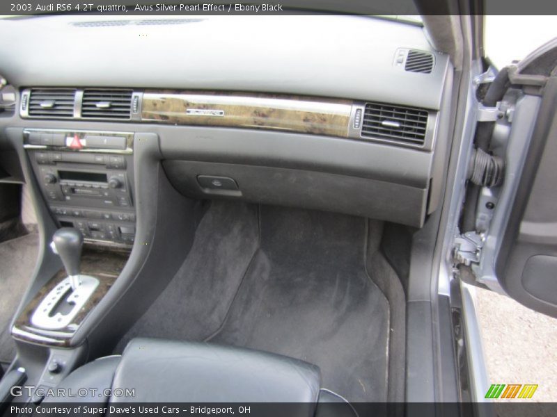 Dashboard of 2003 RS6 4.2T quattro