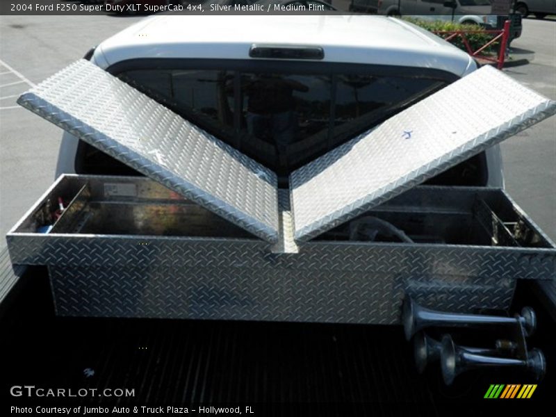 Silver Metallic / Medium Flint 2004 Ford F250 Super Duty XLT SuperCab 4x4