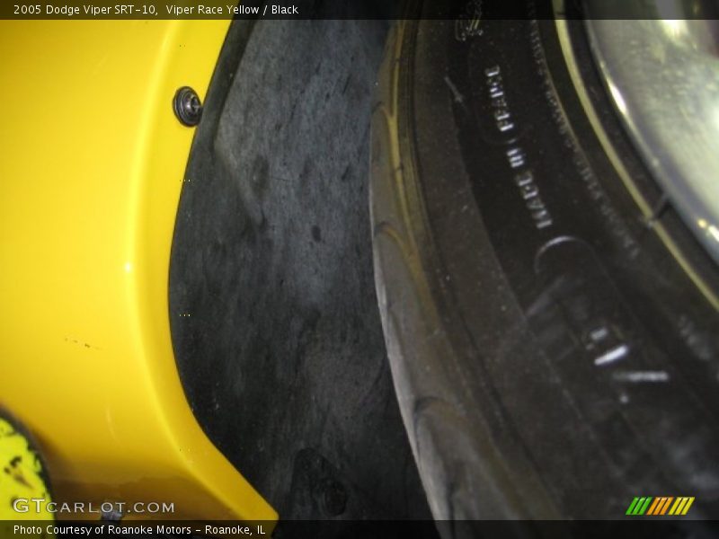 Viper Race Yellow / Black 2005 Dodge Viper SRT-10