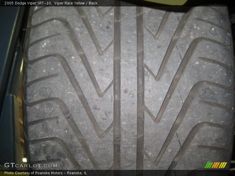 Viper Race Yellow / Black 2005 Dodge Viper SRT-10