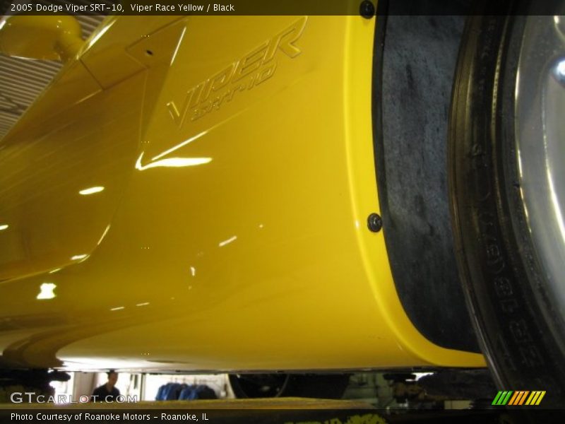 Viper Race Yellow / Black 2005 Dodge Viper SRT-10