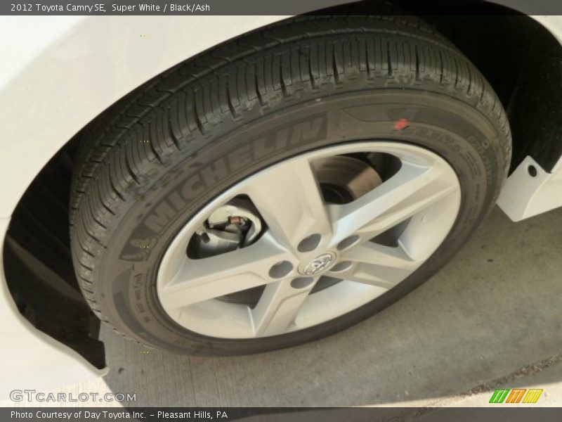 Super White / Black/Ash 2012 Toyota Camry SE