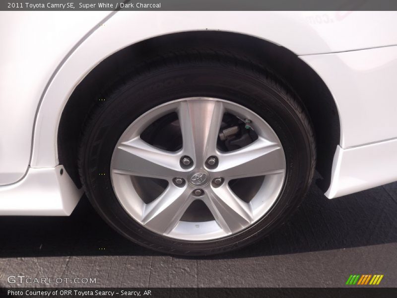 Super White / Dark Charcoal 2011 Toyota Camry SE