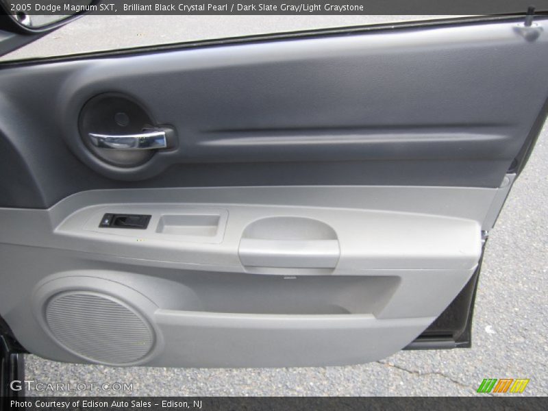 Brilliant Black Crystal Pearl / Dark Slate Gray/Light Graystone 2005 Dodge Magnum SXT