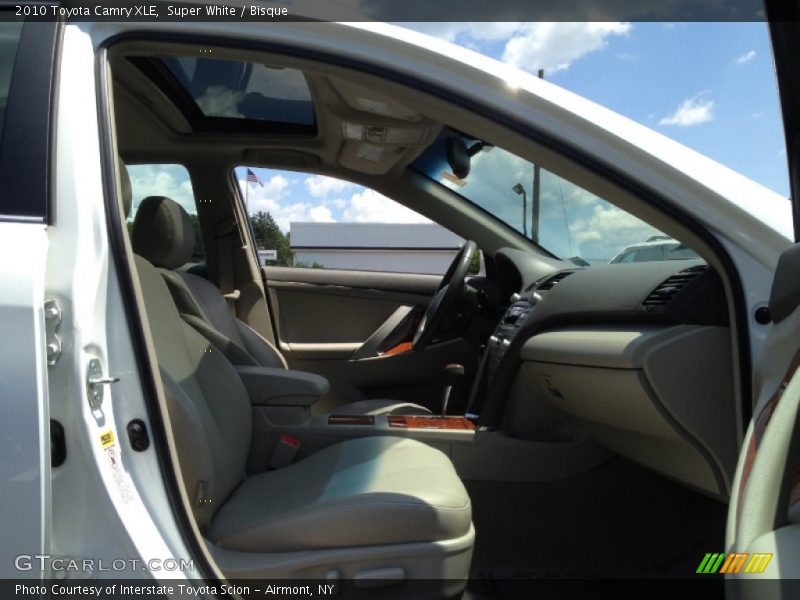 Super White / Bisque 2010 Toyota Camry XLE
